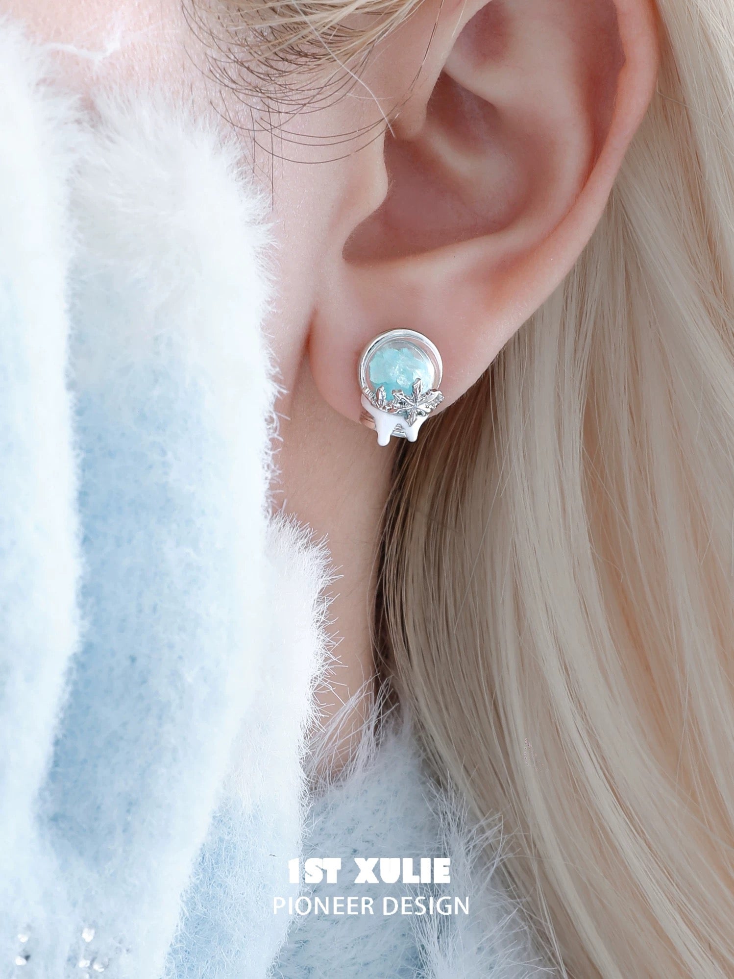 雪国之境 - The Snow Kingdom - Snowflake Crystal Globe Stud Earrings
