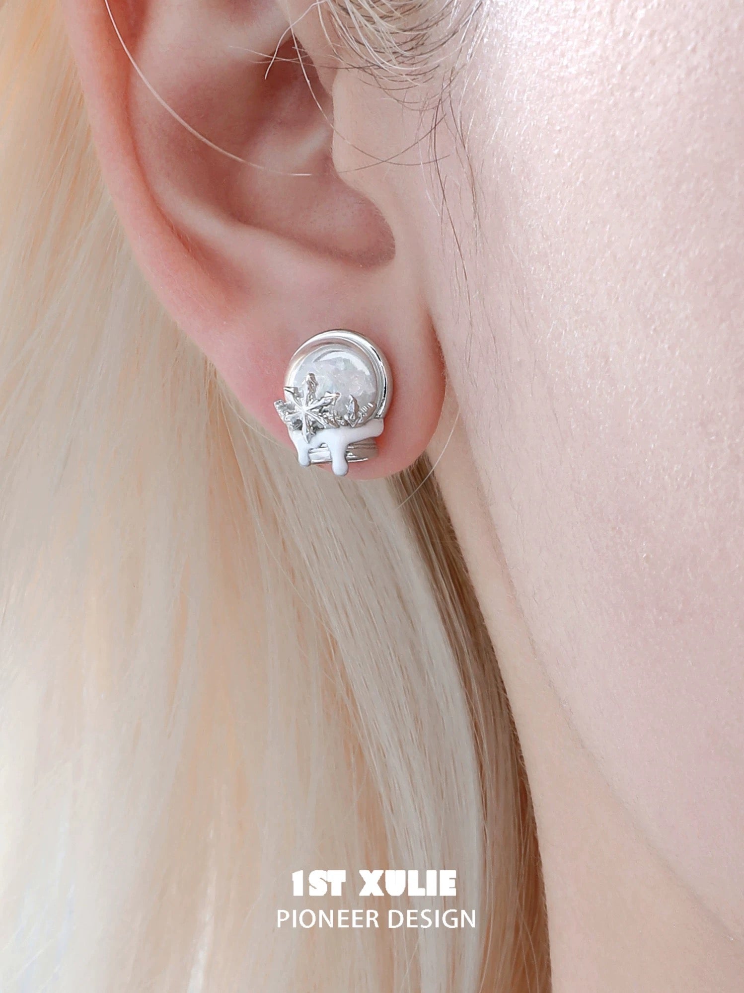 雪国之境 - The Snow Kingdom - Snowflake Crystal Globe Stud Earrings