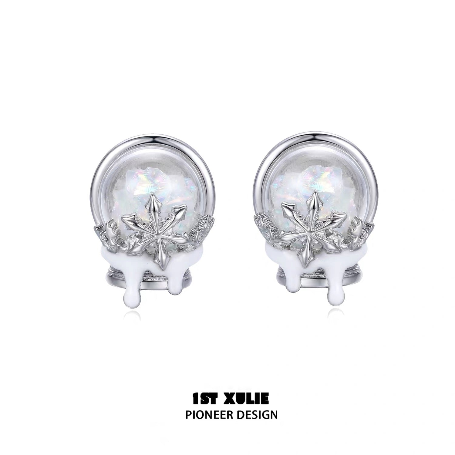 雪国之境 - The Snow Kingdom - Snowflake Crystal Globe Stud Earrings