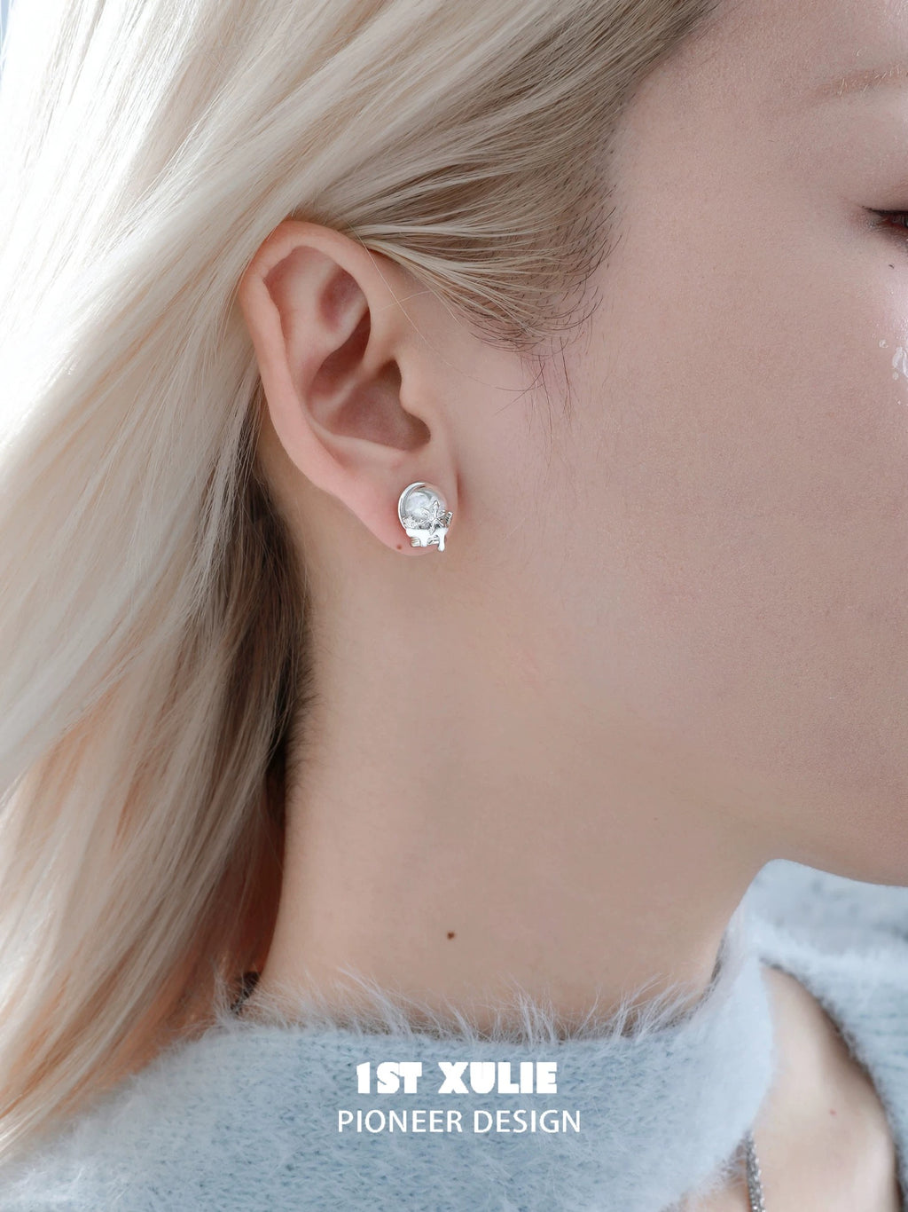 雪国之境 - The Snow Kingdom - Snowflake Crystal Globe Stud Earrings