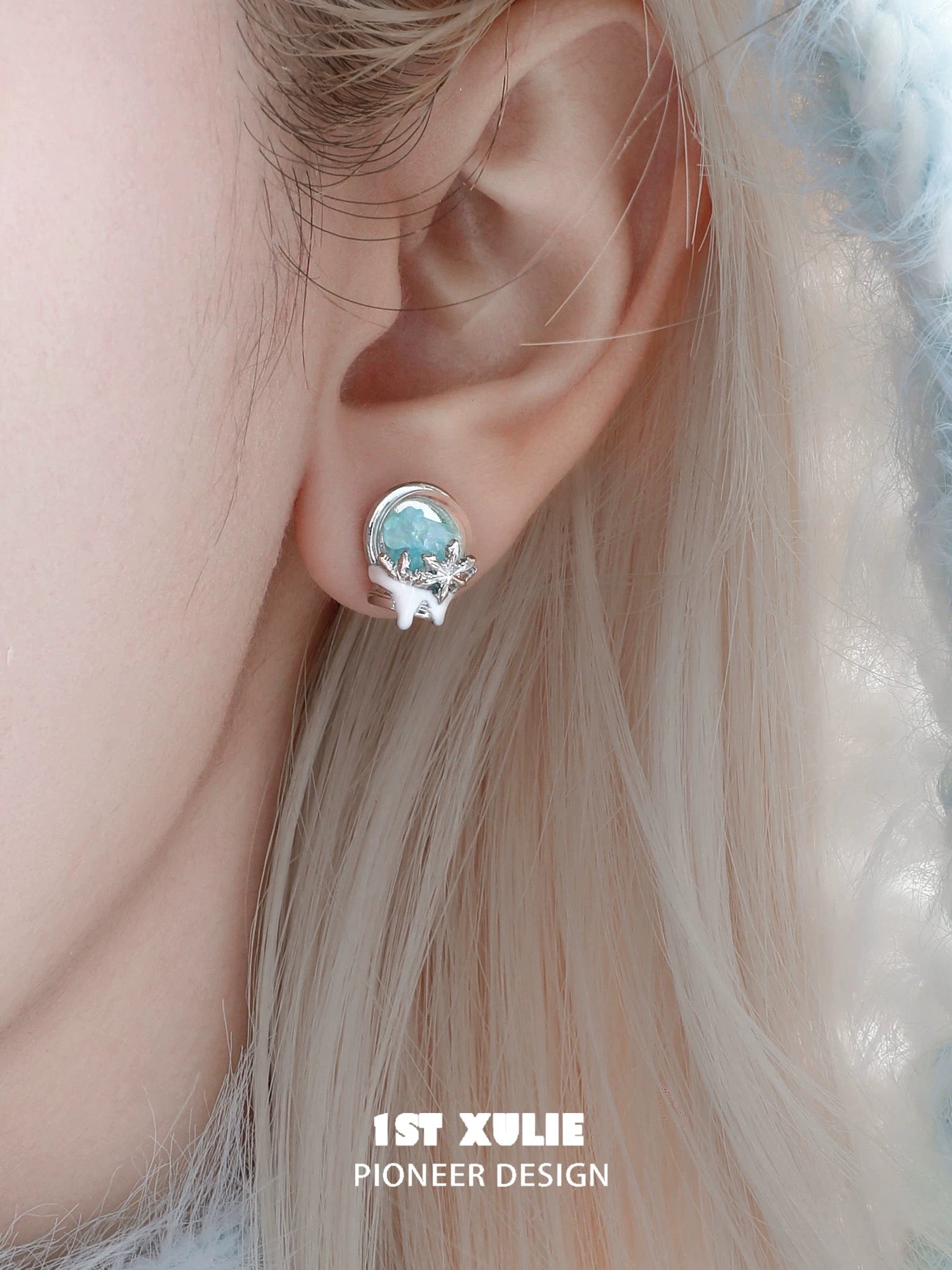 雪国之境 - The Snow Kingdom - Snowflake Crystal Globe Stud Earrings