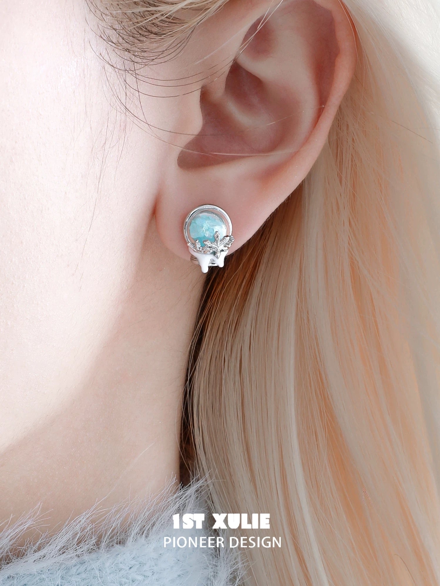 雪国之境 - The Snow Kingdom - Snowflake Crystal Globe Stud Earrings