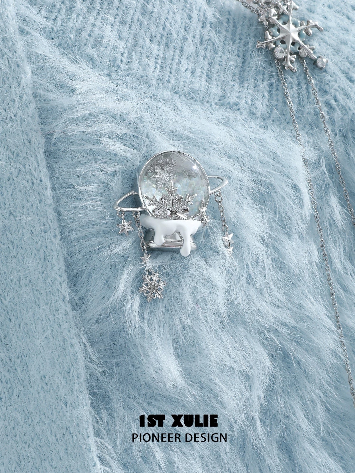 雪国之境 - The Snow Kingdom - Platinum Plating Crystal Ball Brooch