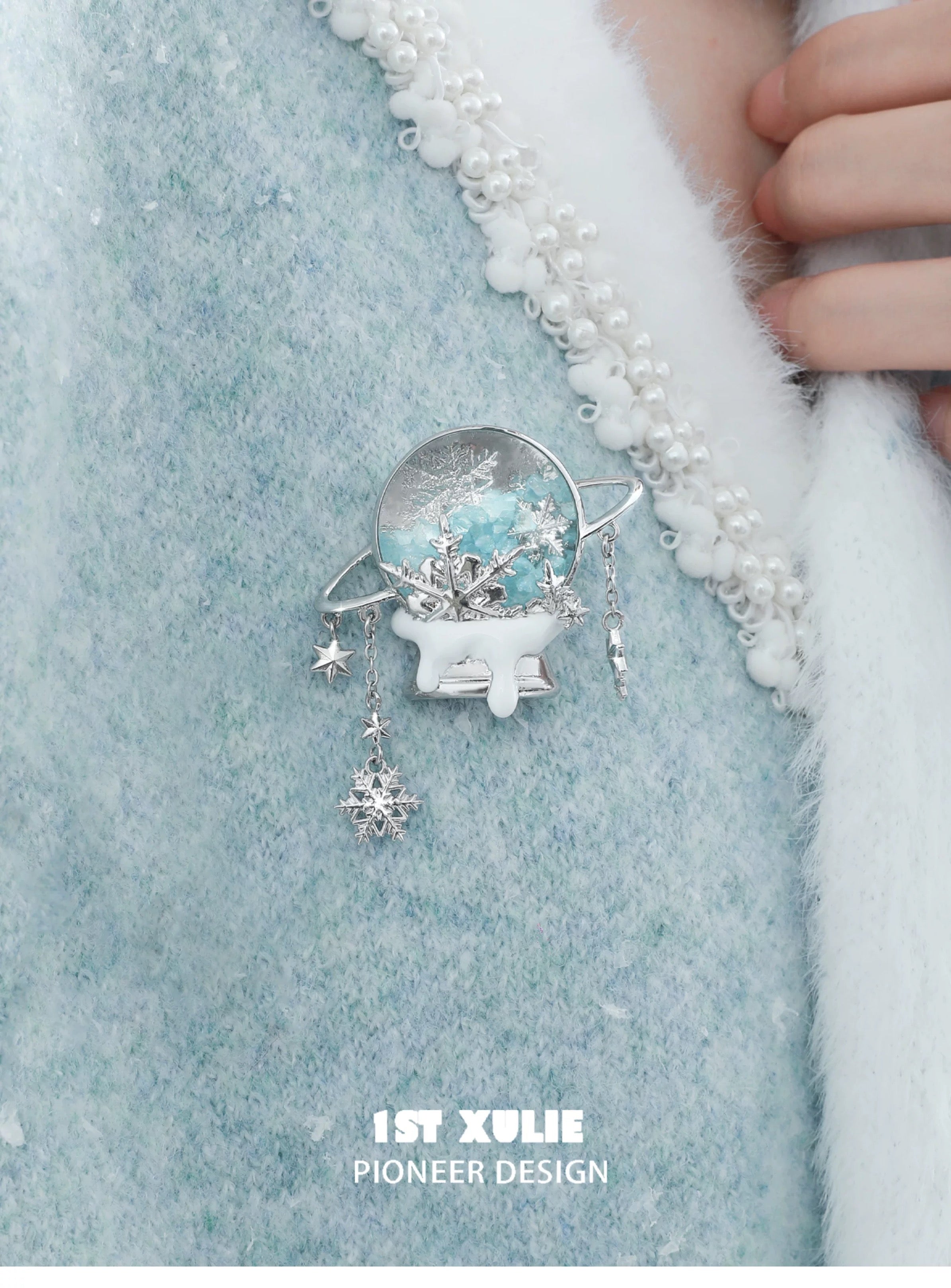 雪国之境 - The Snow Kingdom - Platinum Plating Crystal Ball Brooch
