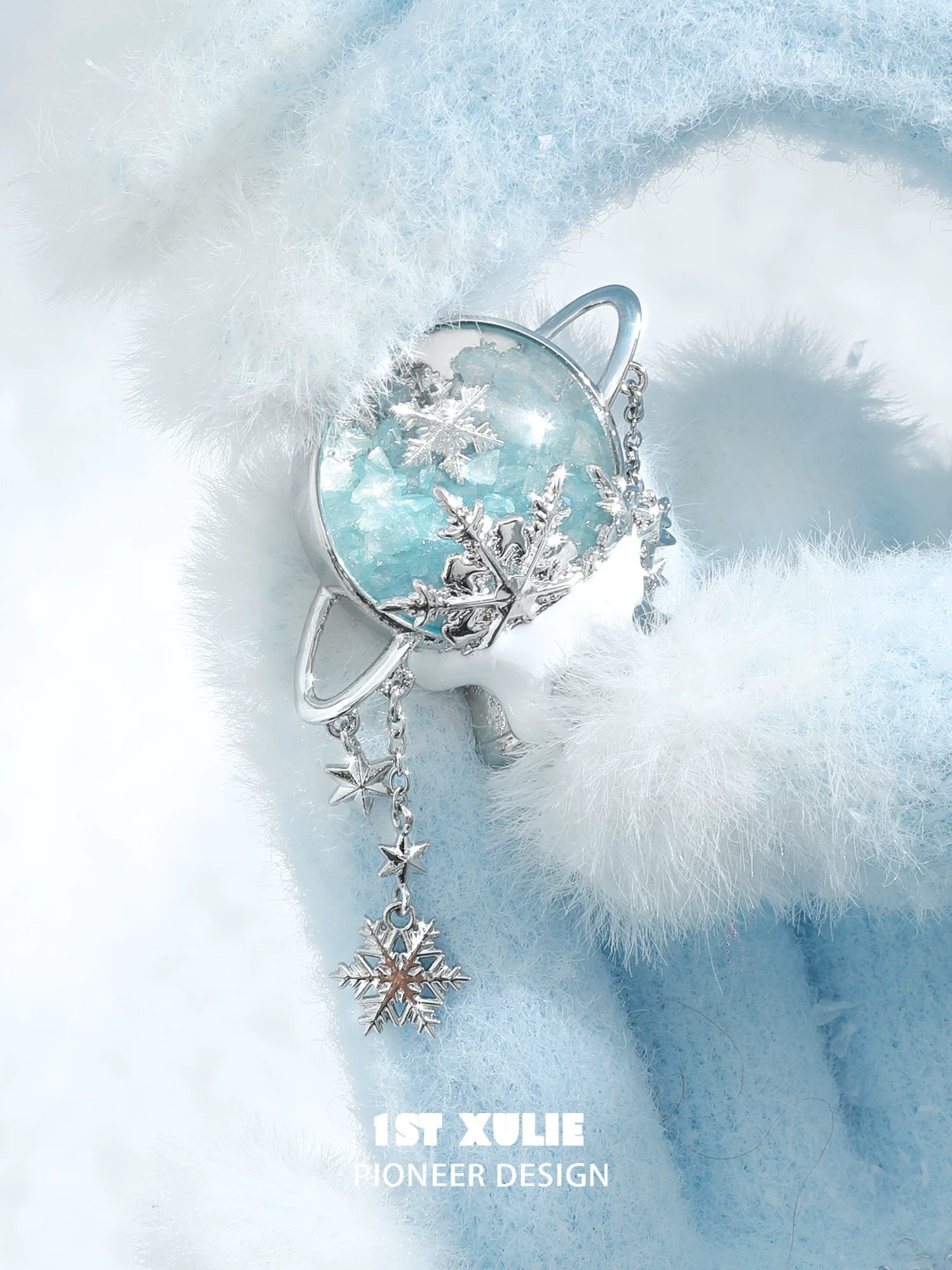 雪国之境 - The Snow Kingdom - Platinum Plating Crystal Ball Brooch