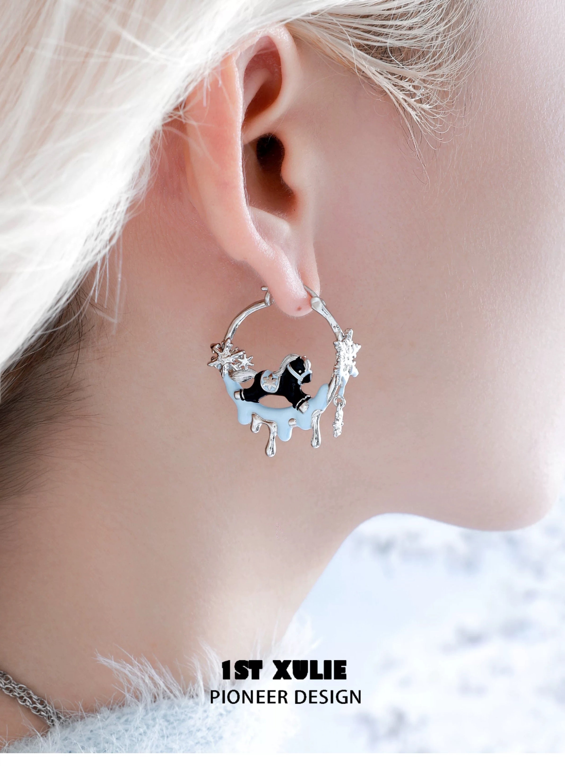 雪地萌宠 - Snowy Pony Hoop Earrings