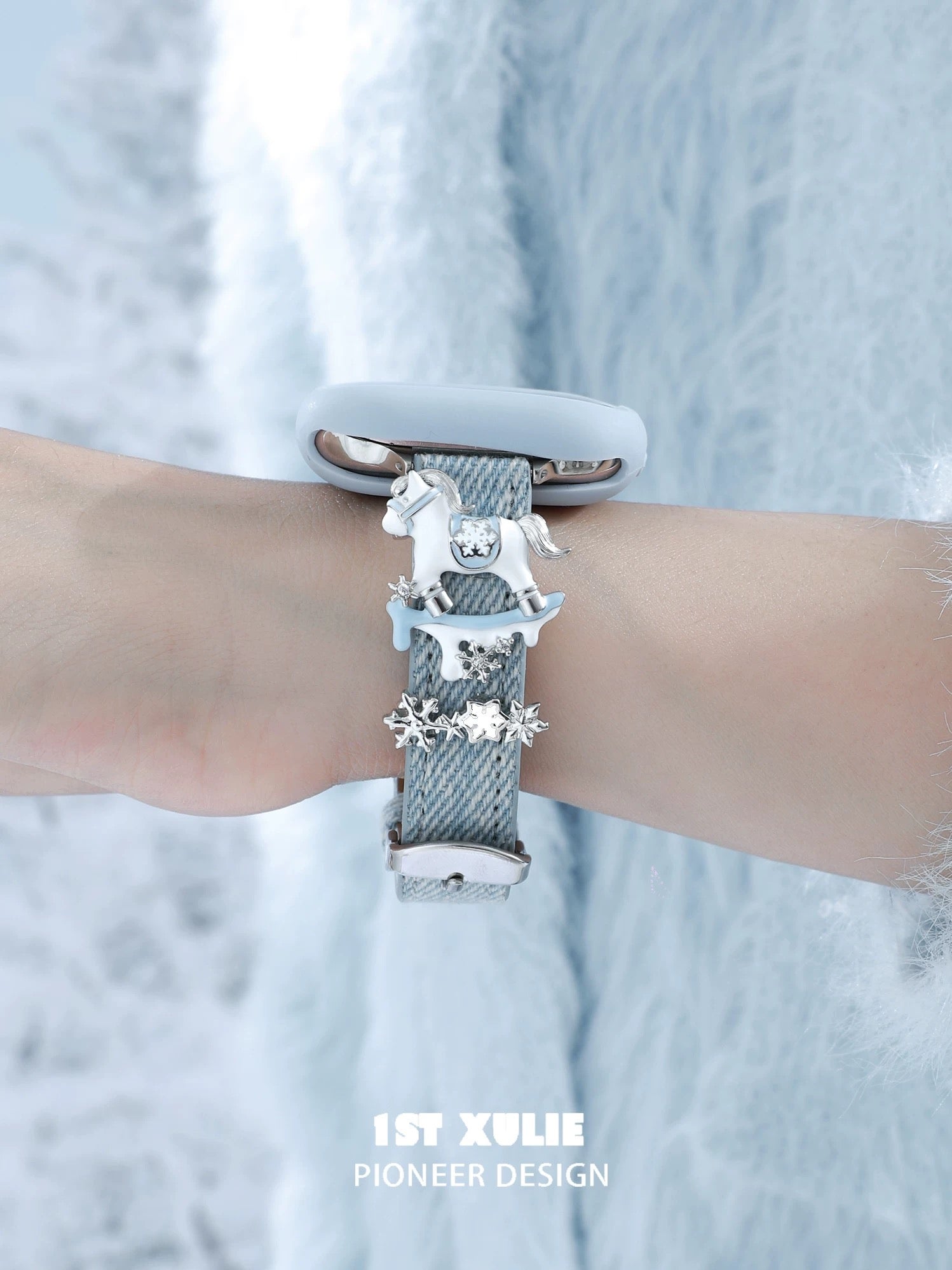 雪地萌宠 - Snowy Pony Apple Watch Band