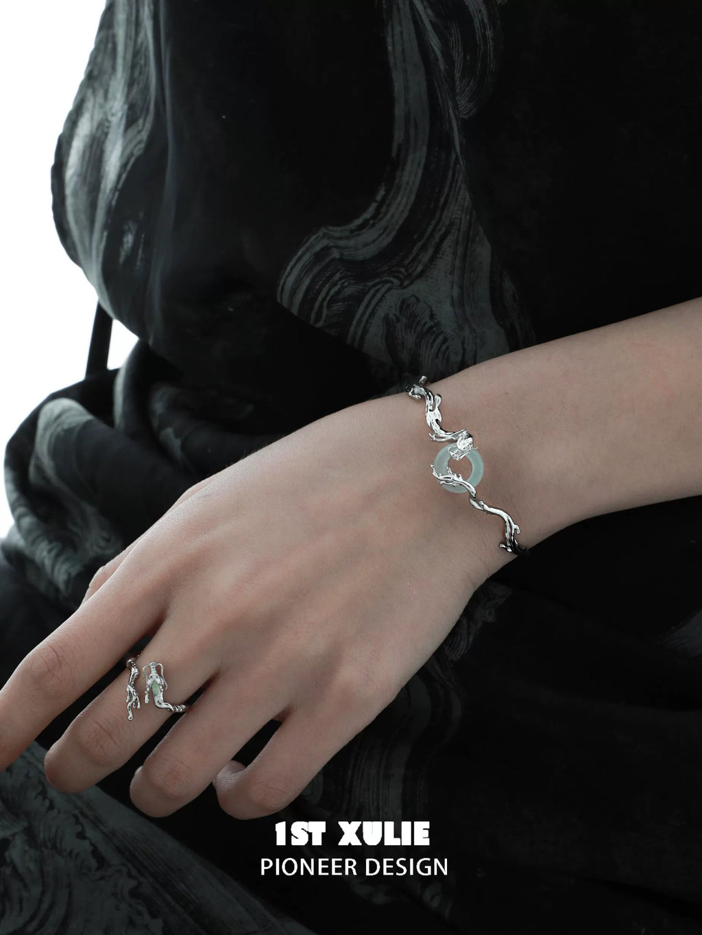游龙 - Wandering Dragon Bangle