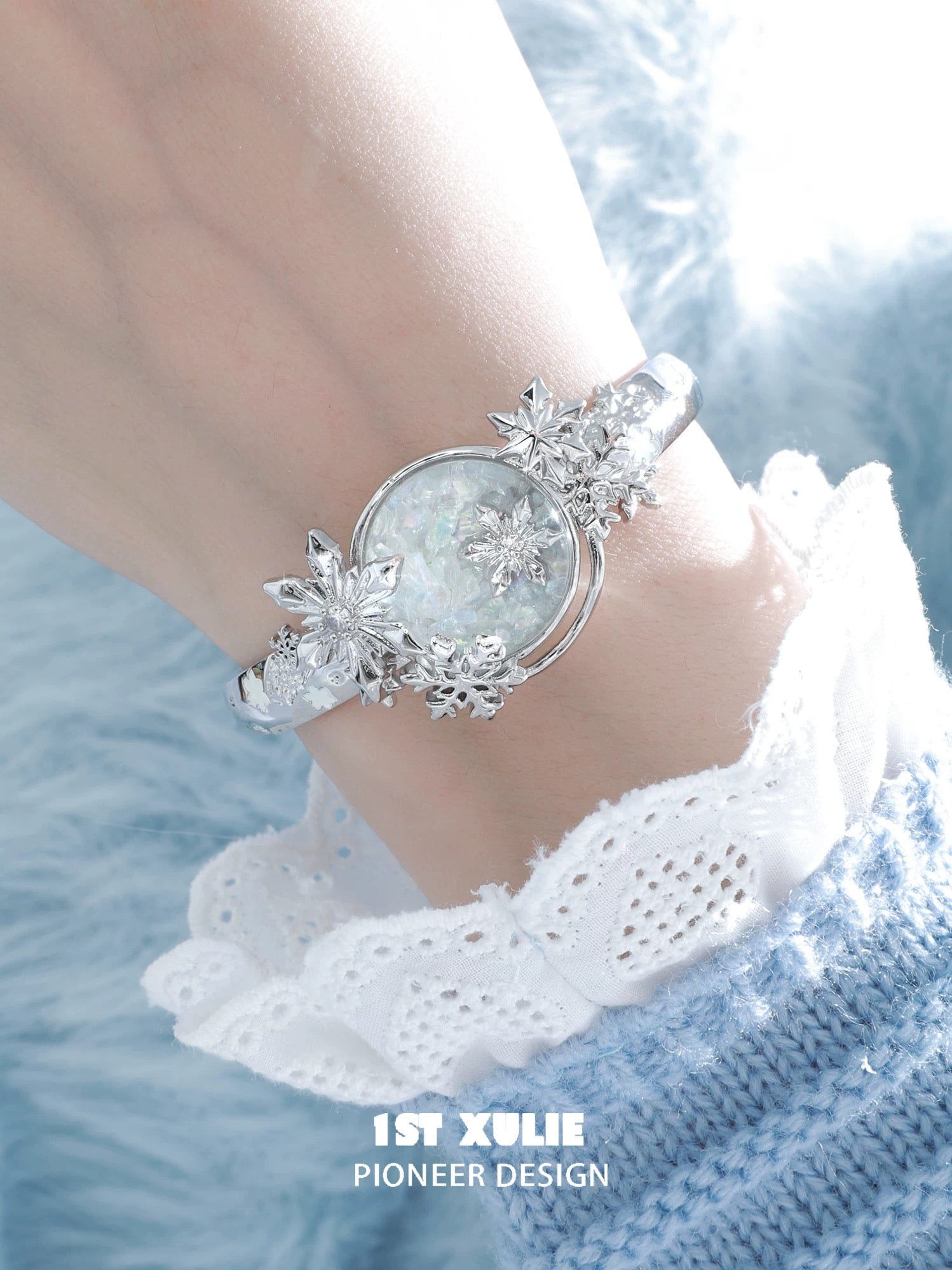 雪国之境 - The Snow Kingdom - Snowflake Crystal Globe Bracelet