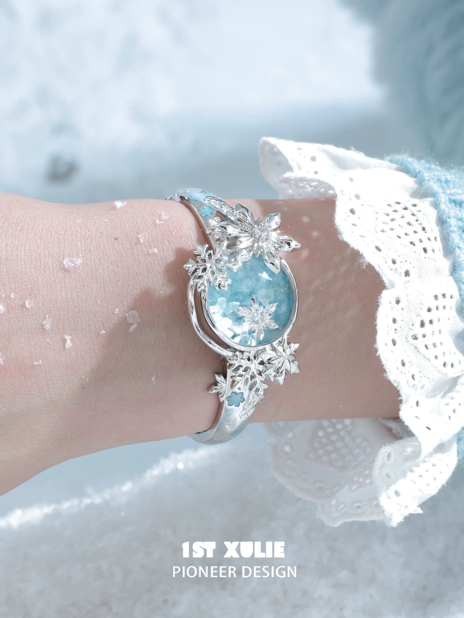 雪国之境 - The Snow Kingdom - Snowflake Crystal Globe Bracelet