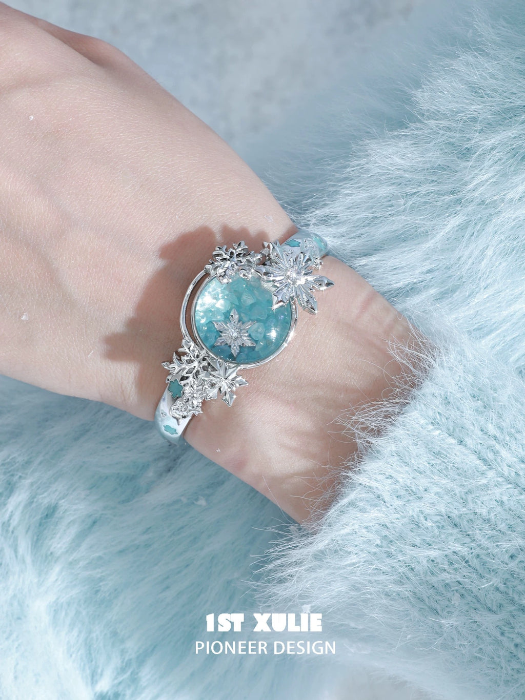 雪国之境 - The Snow Kingdom - Snowflake Crystal Globe Bracelet