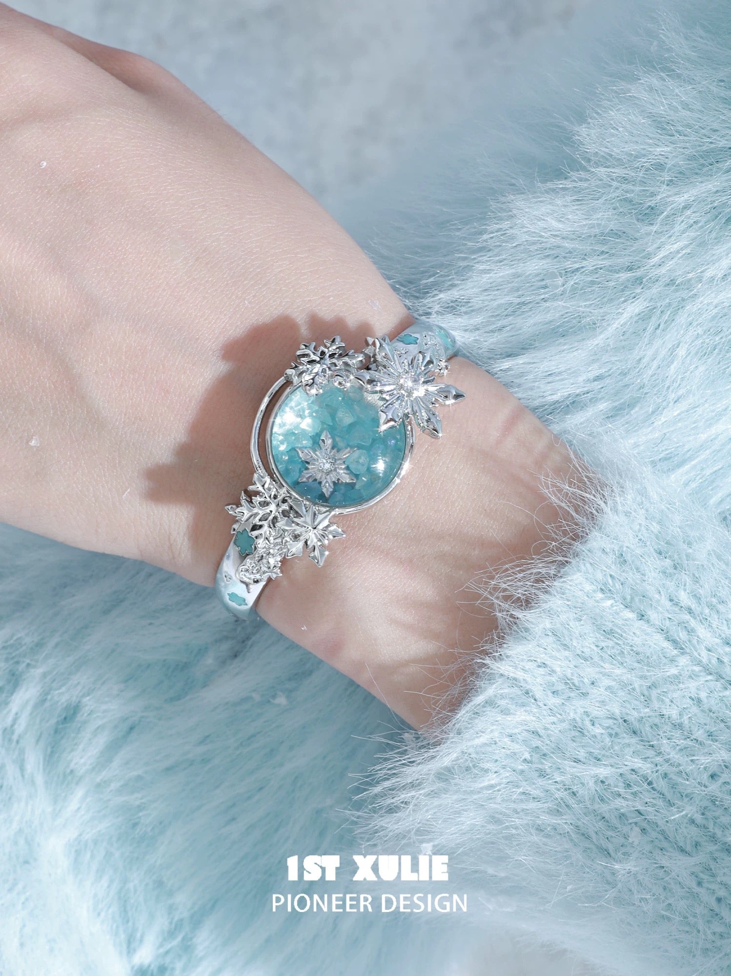 雪国之境 - The Snow Kingdom - Snowflake Crystal Globe Bracelet